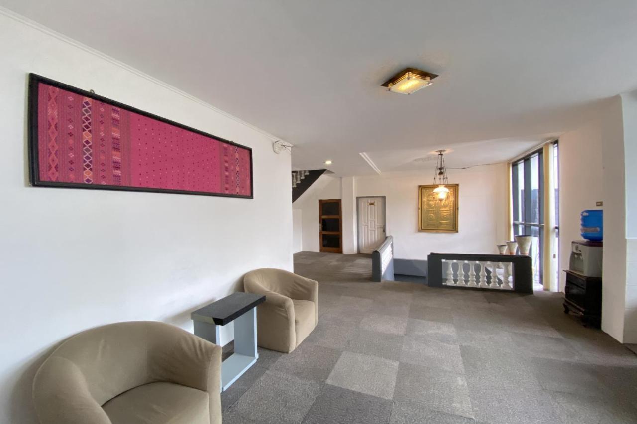 בוקיטינגי Hotel Ananda Syariah Redpartner מראה חיצוני תמונה